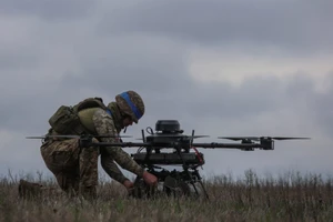 Binh sĩ Ukraine triển khai UAV FPV trên chiến trường.