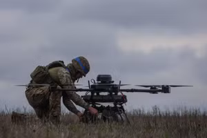 Binh sĩ Ukraine triển khai UAV FPV trên chiến trường.