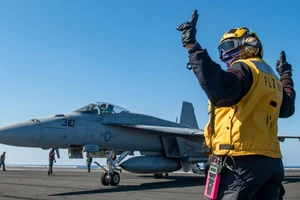 Tiêm kích F/A-18E Super Hornet chuẩn bị cất cánh từ tàu sân bay USS Harry S. Truman.