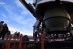 Nga nạp tên lửa ICBM vào hầm phóng.