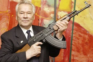 Ông Mikhail Kalashnikov với khẩu AK-47 huyền thoại.