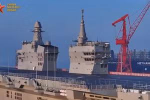 Mặt boong và tháp chỉ huy của tàu Tứ Xuyên.