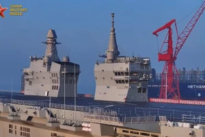 Mặt boong và tháp chỉ huy của tàu Tứ Xuyên.