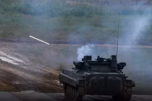 Xe BMP-2M trang bị module Berezhok bắn đạn thật.
