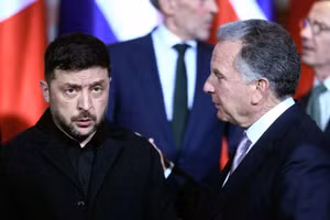 Đặc phái viên của Tổng thống Mỹ - ông Steve Witkoff và ông Zelensky trong một cuộc gặp tại Berlin.