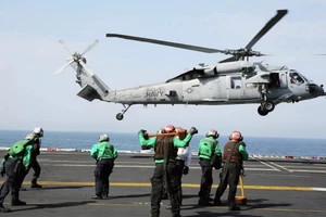 Trực thăng MH-60 trên tàu sân bay Mỹ.