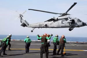Trực thăng MH-60 trên tàu sân bay Mỹ.