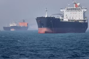 Tàu chở dầu ở eo biển Hormuz.