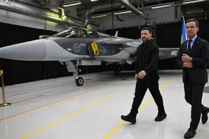 Tổng thống Zelensky và Thủ tướng Kristersson bên chiếc tiêm kích Gripen trong chuyến thăm Thụy Điển hôm 22 tháng 10. 