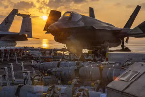 Tiêm kích F-35C của Mỹ trên boong tàu USS Abraham Lincoln, ngày 2/3/2026.