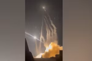 Hệ thống Patriot liên tiếp phóng đạn đêm 23 tháng 6.