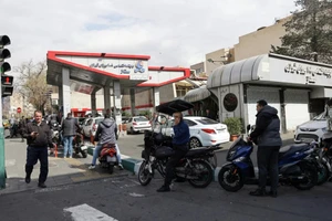 Hàng dài người dân ở Tehran đi mua xăng ngay khi cuộc tập kích của Mỹ và Israel diễn ra.