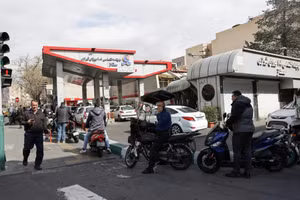 Hàng dài người dân ở Tehran đi mua xăng ngay khi cuộc tập kích của Mỹ và Israel diễn ra.