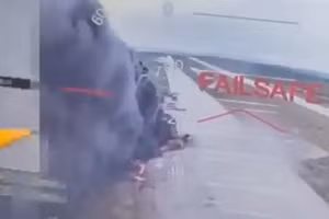 Oanh tạc cơ Nga bốc cháy trong chiến dịch "Mạng nhện" của Ukraine.