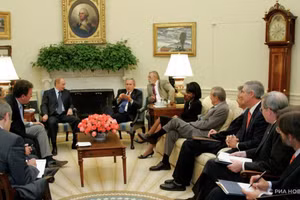 Tổng thống Vladimir Putin và George W. Bush trong một cuộc gặp kéo dài tại Phòng Bầu dục của Nhà Trắng, Washington.