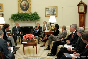 Tổng thống Vladimir Putin và George W. Bush trong một cuộc gặp kéo dài tại Phòng Bầu dục của Nhà Trắng, Washington.