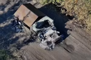 Xe HMMWV Ukraine bị UAV Nga phá hủy.