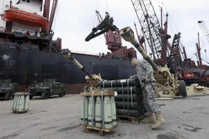 Binh sĩ Mỹ kiểm tra vũ khí được điều đến Trung Đông.