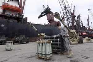 Binh sĩ Mỹ kiểm tra vũ khí được điều đến Trung Đông.