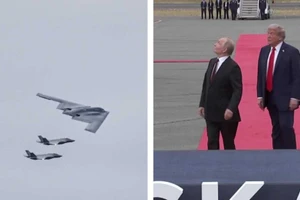 Tổng thống Putin ngước nhìn phi đội F-35 và B-2 Spirit bay qua Căn cứ Không quân Elmendorf-Richardson.
