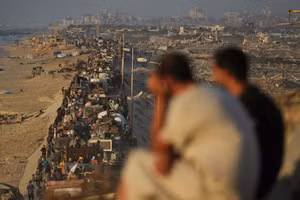 Dòng người Palestine buộc phải rời khỏi miền bắc Gaza.