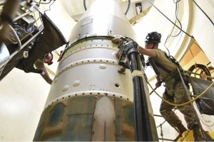 Tên lửa ICBM Minuteman III trong giếng phóng.