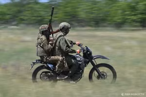 Binh sĩ Nga tác chiến trên xe máy điện tại làng Malinovka.