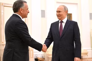 Đặc phái viên Mỹ Steve Witkoff và Tổng thống Nga Putin.