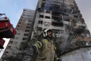 Một tòa chung cư tại Tehran trúng đòn tấn công của Israel hôm 13 tháng 6.