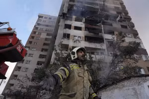 Một tòa chung cư tại Tehran trúng đòn tấn công của Israel hôm 13 tháng 6.