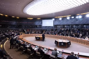 Các bộ trưởng quốc phòng NATO tham dự cuộc họp bàn tròn của Hội đồng Bắc Đại Tây Dương tại Trụ sở NATO ở Brussels.