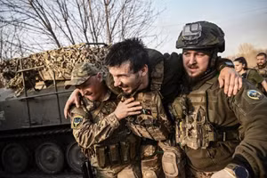 Binh sĩ Ukraine bị thương tại mặt trận Zaporizhia.