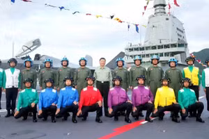 Chủ tịch Tập Cận Bình cùng các thủy thủ, phi công trên tàu sân bay Phúc Kiến tại căn cứ Tam Á hôm 5 tháng 11.