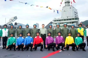 Chủ tịch Tập Cận Bình cùng các thủy thủ, phi công trên tàu sân bay Phúc Kiến tại căn cứ Tam Á hôm 5 tháng 11.