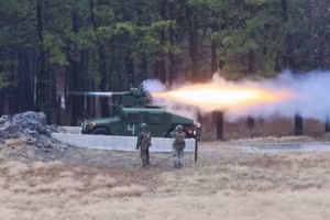 Tên lửa chống tăng TOW được phóng từ xe HMMWV.