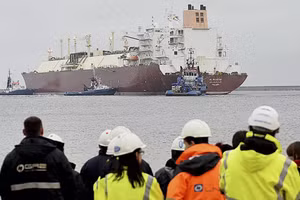 Tàu chở khí đốt tự nhiên hóa lỏng từ Qatar đến Ba Lan.