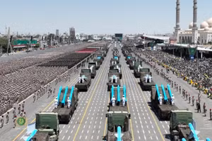 Houthi phô diễn sức mạnh quân sự trong một sự kiện năm 2024.