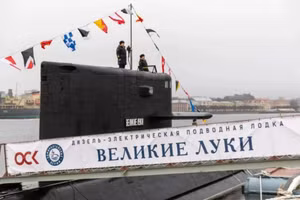 Lễ thượng cờ tàu ngầm Velikiye Luki.