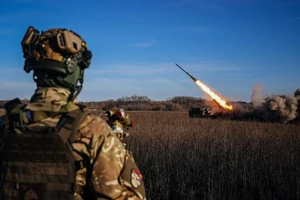 Binh sĩ Ukraine khai hỏa pháo phản lực tầm xa HIMARS.