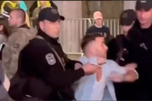 Lực lượng an ninh Ukraine bắt người trốn nghĩa vụ quân sự.