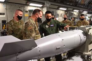 Bom hạt nhân B61-12 được vận chuyển bằng máy bay C-17A.