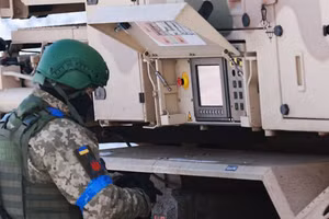 Binh sĩ Ukraine vận hành hệ thống IRIS-T do Đức cung cấp.