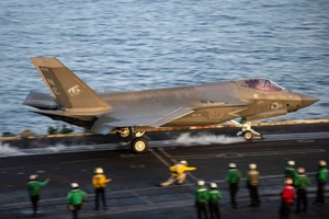 Tiêm kích F-35C cất cánh trên tàu sân bay Mỹ.