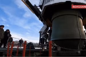 Nga nạp tên lửa ICBM RS-24 vào giếng phóng.