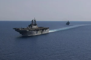 Tàu tấn công đổ bộ USS Bataan và tàu đổ bộ USS Carter Hall của Mỹ đang di chuyển qua Biển Đỏ.
