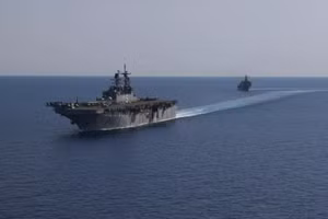 Tàu tấn công đổ bộ USS Bataan và tàu đổ bộ USS Carter Hall của Mỹ đang di chuyển qua Biển Đỏ.