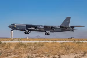 Máy bay B-52H Stratofortress thử nghiệm nguyên mẫu tên lửa LRSO ở miền Nam California.