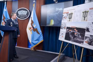 Chủ tịch Hội đồng Tham mưu trưởng Liên quân, Tướng Dan Caine xem video thử nghiệm bom GBU-57/B - vũ khí Mỹ dùng để tấn công Fordow.