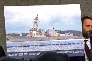 Bức ảnh khu trục hạm Aegis USS Dewey bị hoen rỉ được công bố trong phiên điều trần hôm 27 tháng 2.