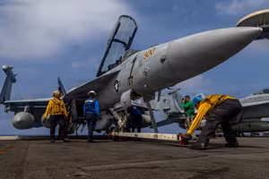 Một chiếc EA-18G Growler trên tàu sân bay USS Abraham Lincoln.